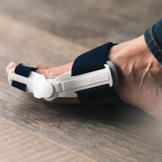 Gallery Image of AIRCAST Korrekturorthese HalguDay, Hallux-Valgus-Orthese postoperativ, Memory-Foam, Gelenksystem, weiß