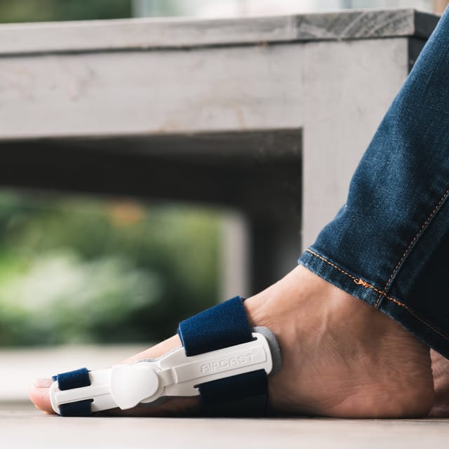 Gallery Image of AIRCAST Korrekturorthese HalguDay, Hallux-Valgus-Orthese postoperativ, Memory-Foam, Gelenksystem, weiß