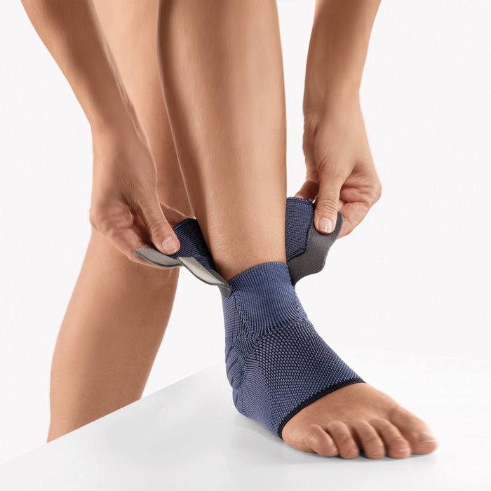 Product Image of Bort Knöchelbandage Generation, Sprunggelenkstabilisierung mit Silikonpelotten, anatomisch, atmungsaktiv, blau