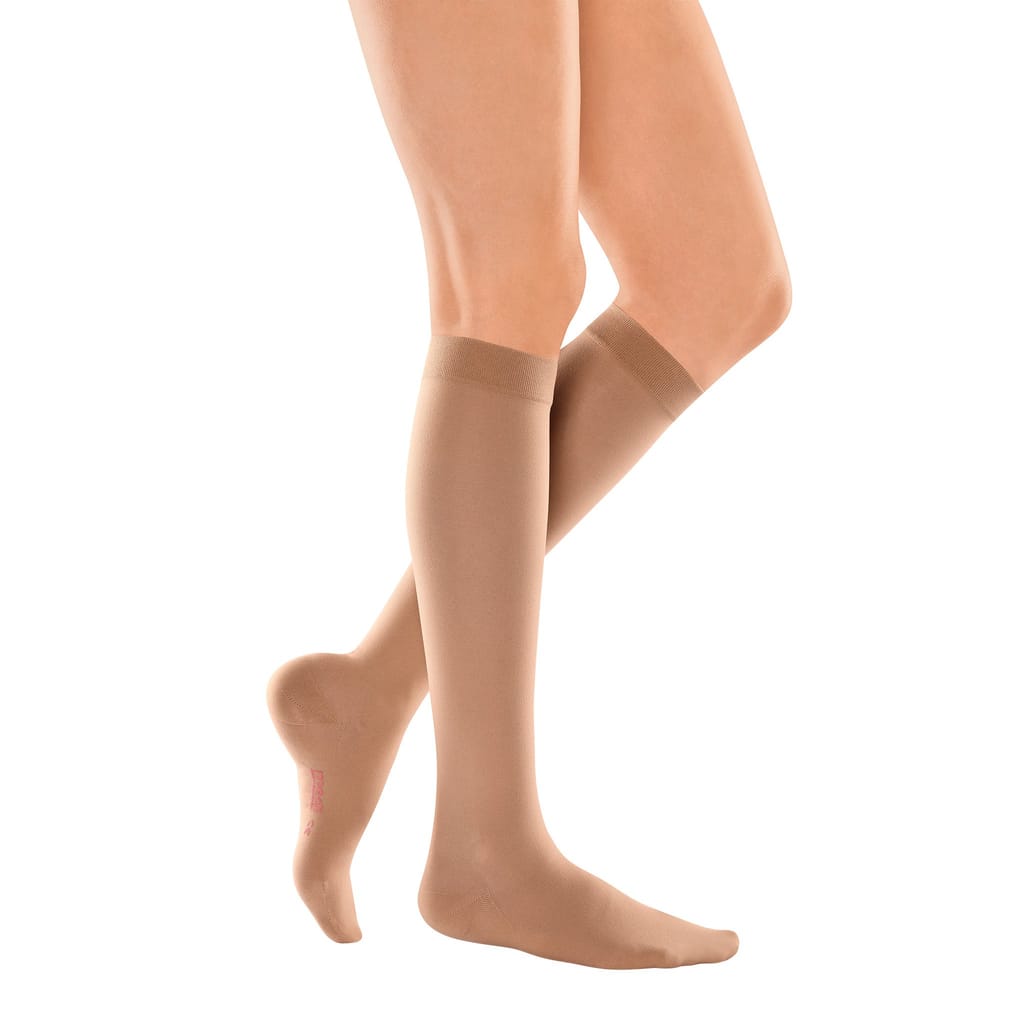 Gallery Image of medi Reise-Kompressionsstrümpfe travel women, Thromboseschutz für Damen auf Reisen, antistatisch, caramel