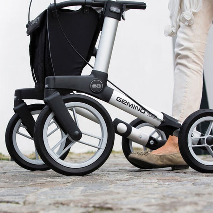 Product Image of Sunrise Medical Outdoor-Rollator Gemino 60, All-Terrain-Rollator für draußen, XXL-Räder, wetterfeste Tasche, Silbergrau