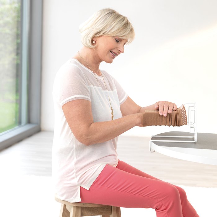 Product Image of medi Anziehhilfe Arm-Butler, Ärmel-Anziehhilfe für Kompressionsärmel, selbstständig anziehen, gelenkschonend