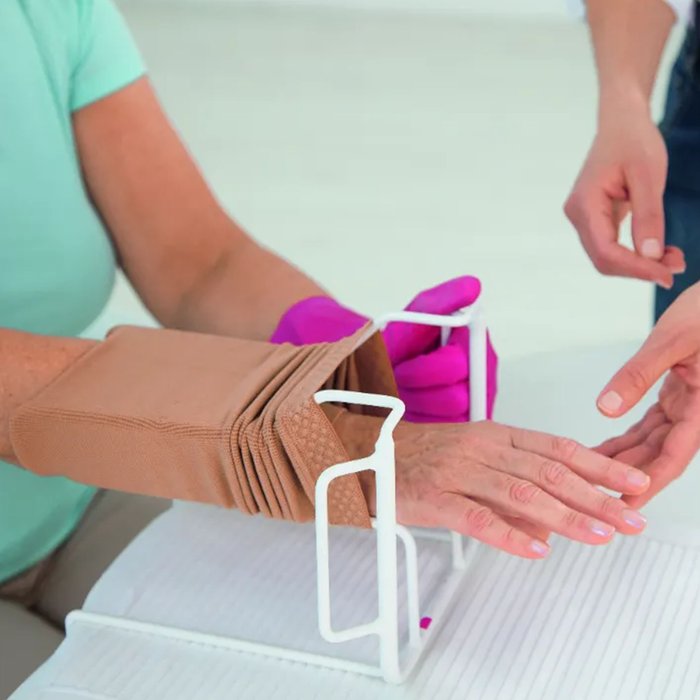 Product Image of medi Anziehhilfe Arm-Butler, Ärmel-Anziehhilfe für Kompressionsärmel, selbstständig anziehen, gelenkschonend