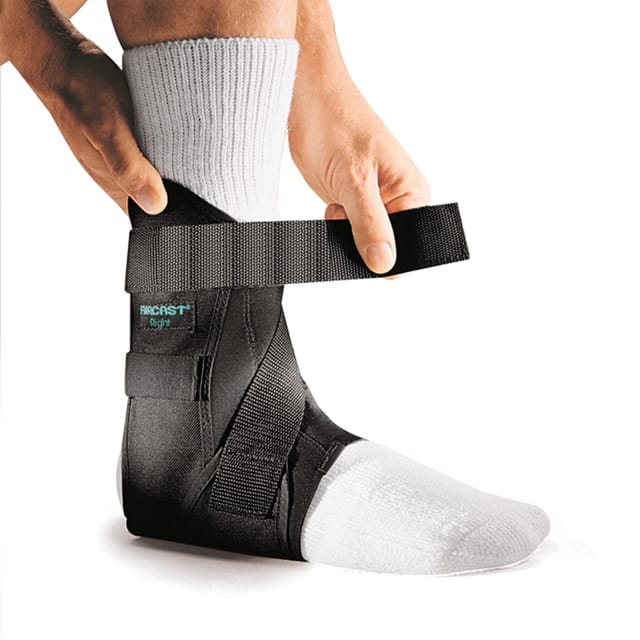Gallery Image of AIRCAST Sprunggelenk-Orthese Airgo, Knöchelstabilisierung Step-in-Design, verstellbare Kompression, atmungsaktiv, schwarz
